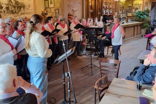 Het koor en Samantha zongen de liederen die Wicha zelf had uitgezocht en haar aan het hart liggen.